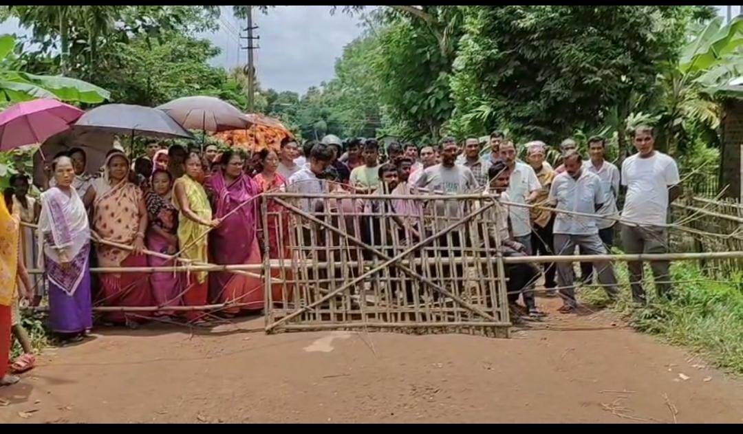 শুক্রবার সকাল  থেকে বড়সুরমা গ্রামে অবরোধ শুরু হয়েছে দুর্গা চৌমুহনী ভায়া মরাছড়া-কমলপুর সড়কের বেহাল দশার প্রতিবাদে।