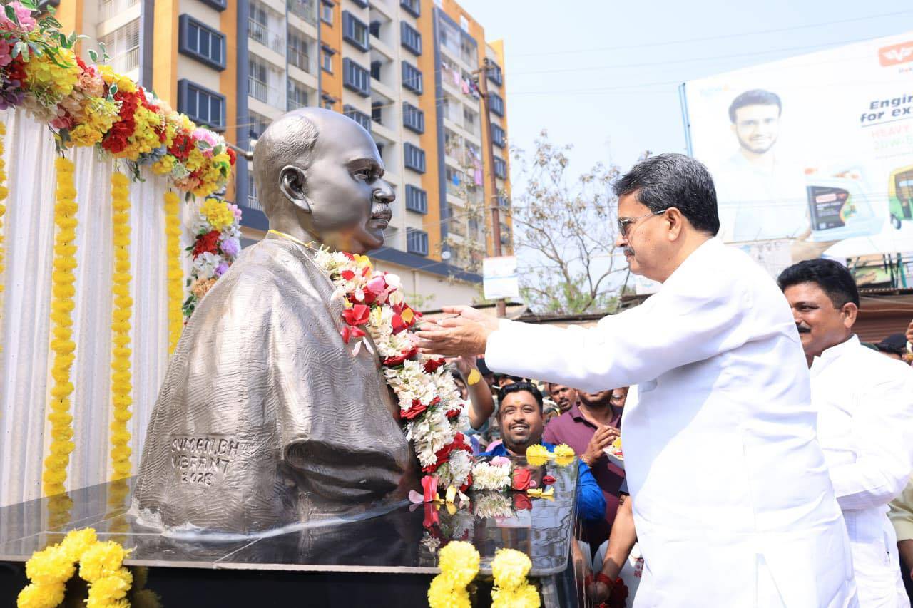 মুখ্যমন্ত্রী অধ্যাপক ডাঃ মানিক সাহা আজ নাগেরজলা বাস স্ট্যান্ডে ডঃ শ্যামাপ্রসাদ মুখার্জির আবক্ষ মূর্তি উন্মোচন করেছেন।