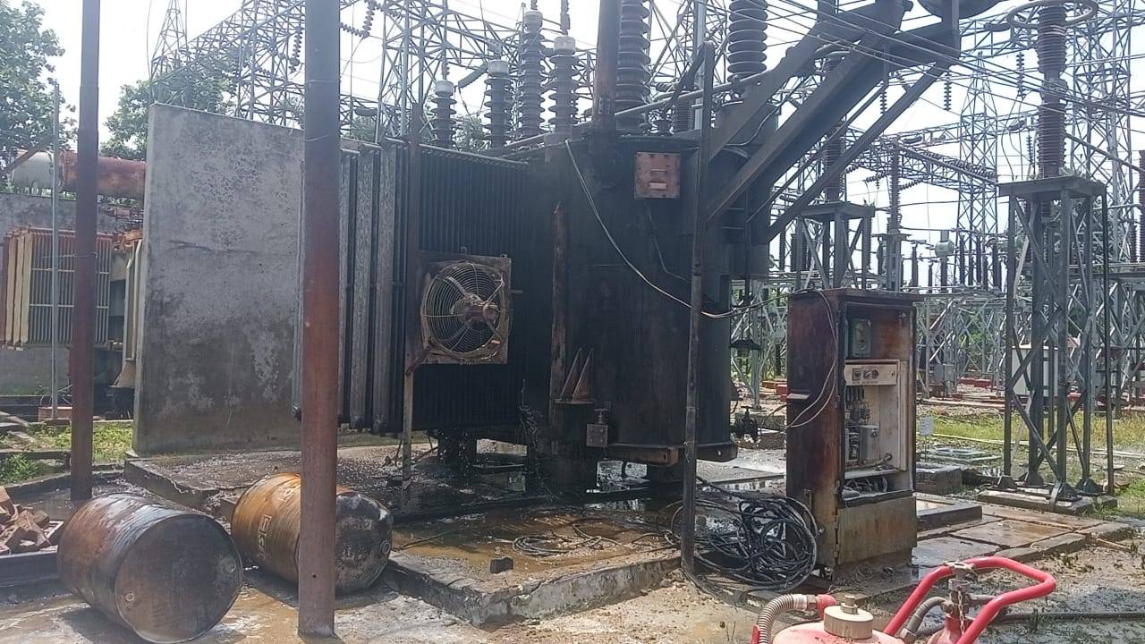 সোমবার দুপুরে হঠাৎ করে উদয়পুর বনদুয়ার সাব স্টেশনে আগুন লাগে। 