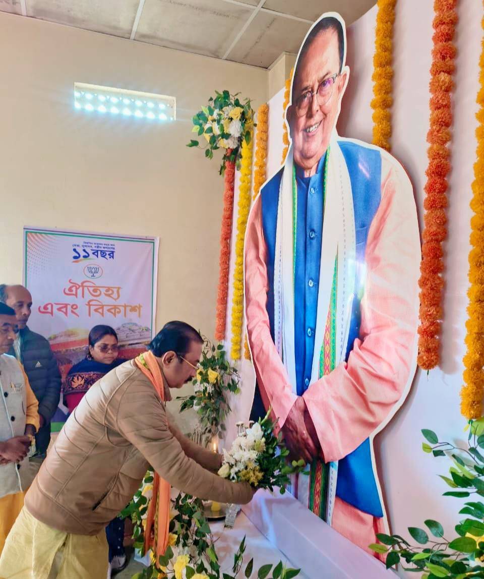 আজ ধর্মনগর প্রয়াত বিশ্ববন্ধু সেনের বাসভবনে উপস্থিত হয়ে তাঁর স্মৃতির প্রতি  শ্রদ্ধা নিবেদন করেন সাংসদ রাজীব ভট্টাচার্য্য। 
