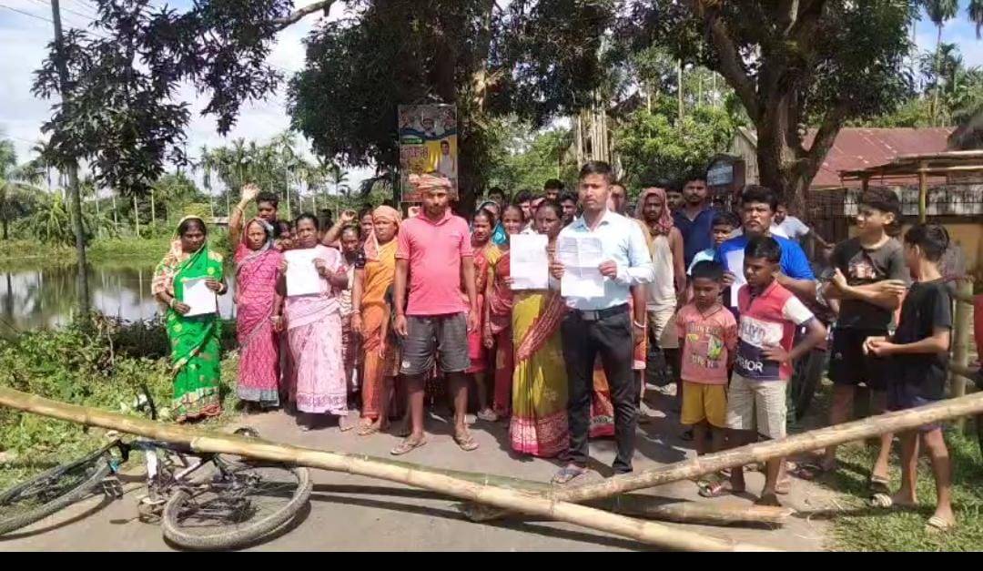রাস্তা সংস্কারের দাবিতে সাড়া না পেয়ে রাস্তায় বসে প্রতিবাদে নামলেন ঘিলাতলি ও তেলিয়ামুড়া এলাকার সাধারণ মানুষ। 