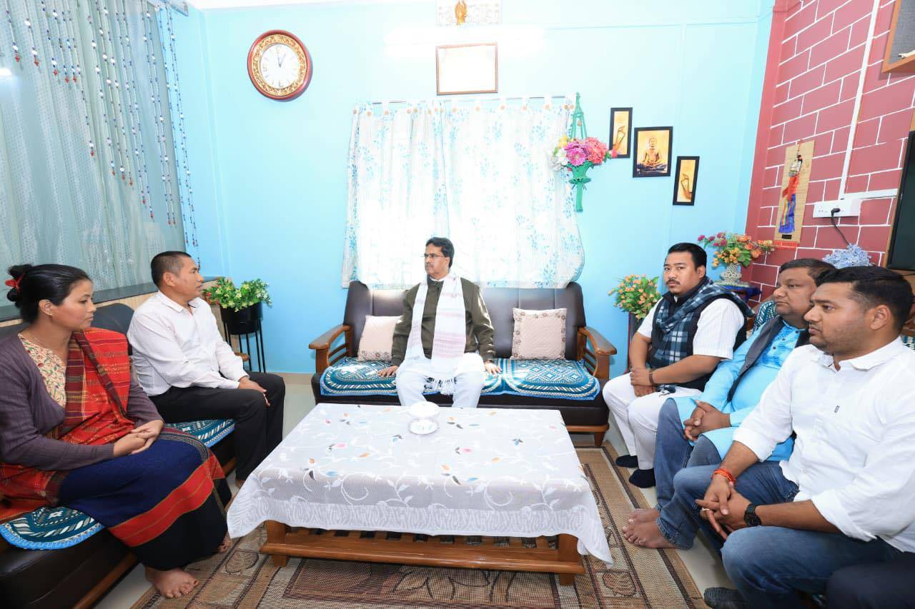 মুখ্যমন্ত্রী অধ্যাপক ডাঃ মানিক সাহা আজ প্রয়াত ছাত্র এঞ্জেল চাকমার নন্দননগরস্থিত দেবরাম পাড়ায় বাড়িতে গিয়ে তাঁর শোকাহত পরিবারের সঙ্গে সাক্ষাৎ করেন। 