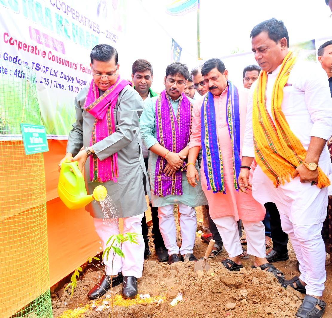 এক পেড় মাকে নাম কর্মসূচির অঙ্গ হিসেবে আজ ত্রিপুরা স্টেট কো-অপারেটিভ কনজিউমারস ফেডারেশন লিমিটেডের উদ্যোগে আগরতলা দুর্জয়নগর এলপিজি গ্যাস গোডাউন সংলগ্ন এলাকায় বৃক্ষরোপন কর্মসূচির আয়োজন করা হয়।
