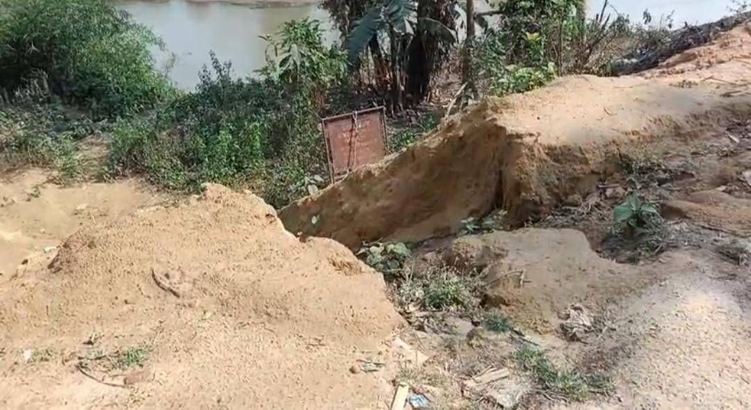 কুমারঘাট দেওসেতু সংলগ্ন এলাকায় নদী তীরবর্তী এলাকার  নদীর পাড় ভাঙ্গন এবং বাঁধের পাশে ড্রেইন দেওয়ার দাবি জানালেন স্থানীয় লোকজন। 