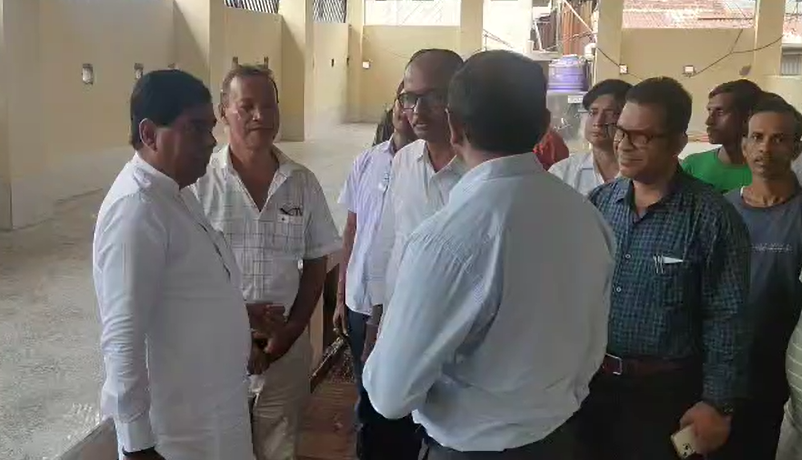 বুধবার এমবিটিলা বাজারের নতুন ভবন নির্মাণের কাজ খতিয়ে দেখেন মেয়র দীপক মজুমদার। 