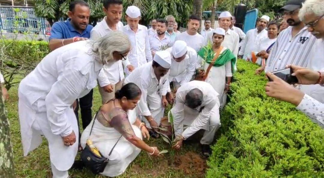 নানা কর্মসূচির মধ্য দিয়ে দেশের প্রাক্তন প্রধানমন্ত্রী প্রয়াত রাজীব গান্ধীর ৮১ তম জন্মদিন পালন করলো ত্রিপুরা প্রদেশ কংগ্রেস।