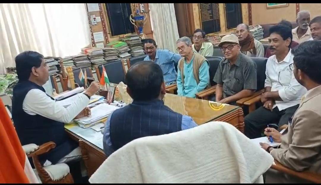 হাওড়া রিভার ফ্রন্ট ডেভেলপমেন্ট প্রজেক্টে হাওড়া নদী অববাহিকা সংস্কারের যে কাজ চলছে সে দিকে লক্ষ্য রেখে হাওড়া মার্কেটটি সংস্কারের লক্ষ্যে শুক্রবার পুর নিগমে ব্যবসায়ীদের সঙ্গে শুক্রবার বৈঠক করলেন মেয়র দীপক মজুমদার।