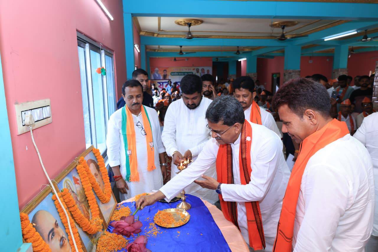 পশ্চিমবঙ্গের দক্ষিন কৃষ্ণনগর বিধানসভা কেন্দ্রের ৮২ নং বুথে প্রধানমন্ত্রীর মন কি বাত অনুষ্ঠান শুনলেন মুখ্যমন্ত্রী অধ্যাপক ডাঃ মানিক সাহা। 