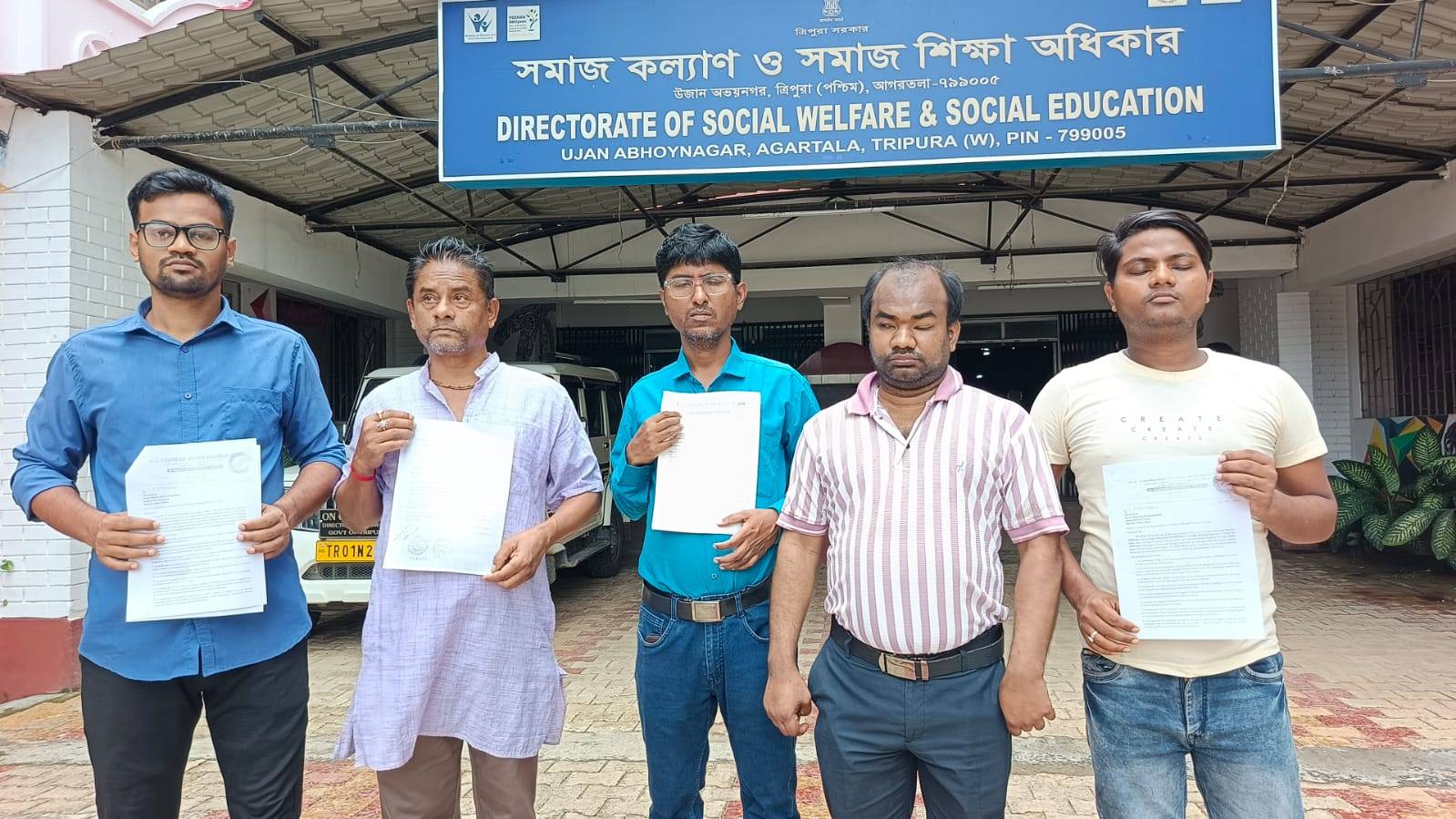 দৃষ্টিপ্রতিবন্ধী ব্যক্তিদের সার্বিক উন্নয়নের দাবিতে শুক্রবার সমাজ কল্যাণ ও সমাজ শিক্ষা দপ্তরের অধিকর্তার কাছে ২১ দফা দাবি সনদ পেশ করে অল ত্রিপুরা ব্লাইন্ড অ্যাসোসিয়েশন। 