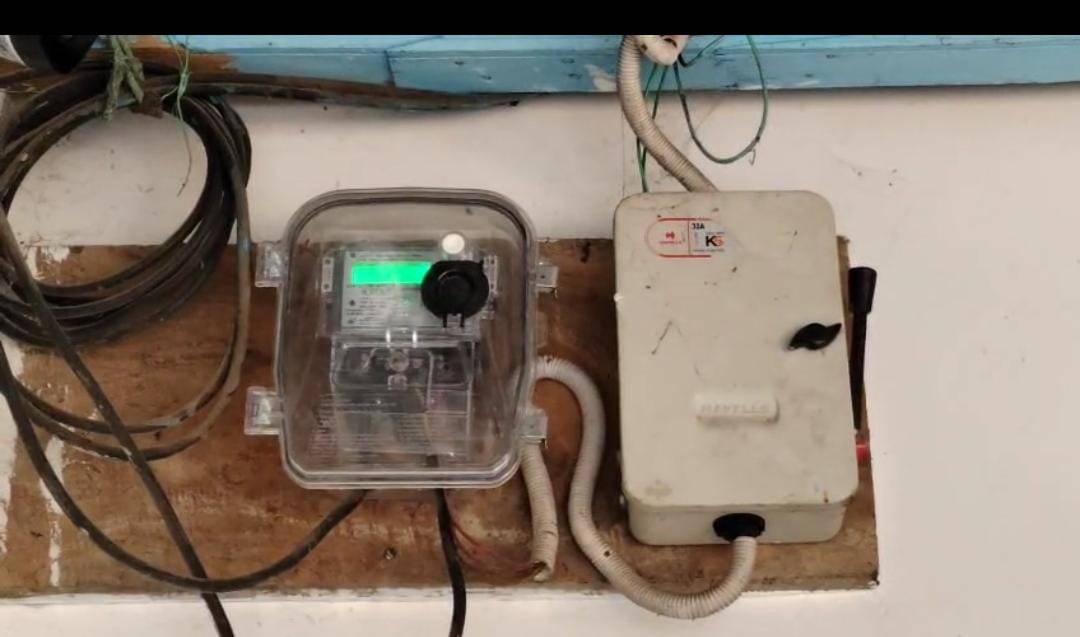 নতুনভাবে মিটার লাগিয়ে দিয়ে বিদ্যুৎ গ্রাহকদের কাছ থেকে নেওয়া হচ্ছে মোটা অংকের টাকা।