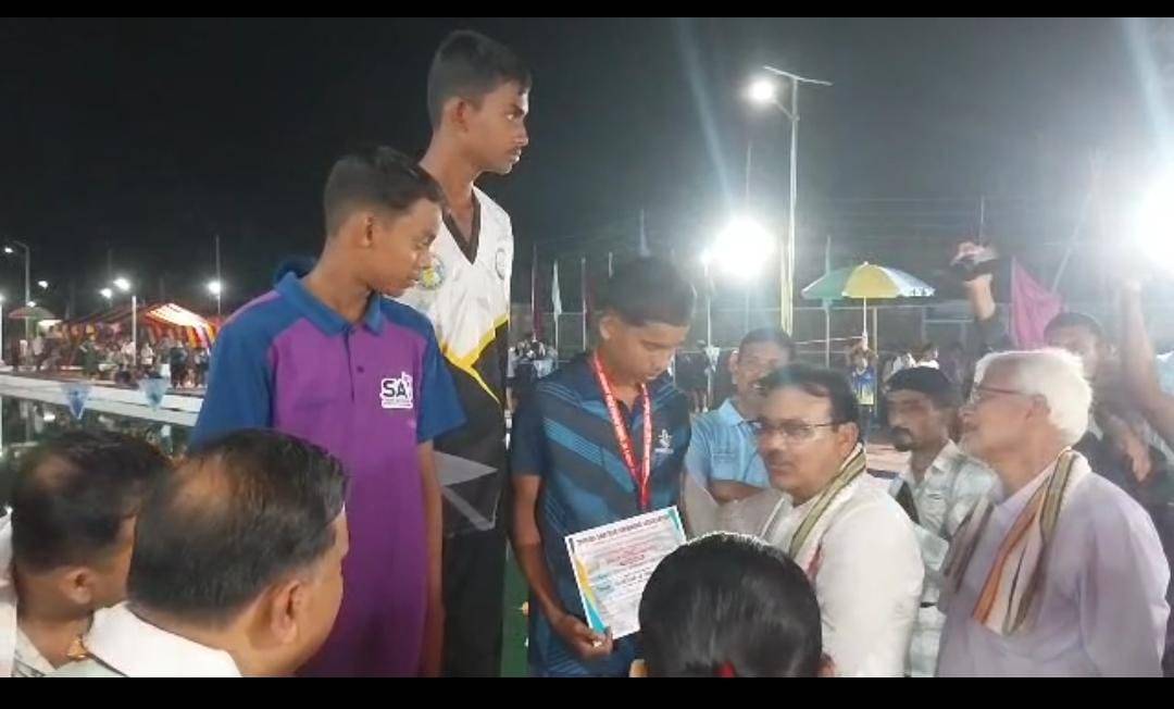 গোমতী জেলা সুইমিং অ্যাসোসিয়েশনের উদ্যোগে ও ত্রিপুরা অ্যামেচার সুইমিং অ্যাসোসিয়েশনের সহযোগিতায় উদয়পুর বিএসএস সুইমিং পুল প্রাঙ্গনে শুরু হল ৩২ সাব- জুনিয়র ও ৫৬ তম সিনিয়র রাজ্যভিত্তিক সাঁতার প্রতিযোগিতা। 