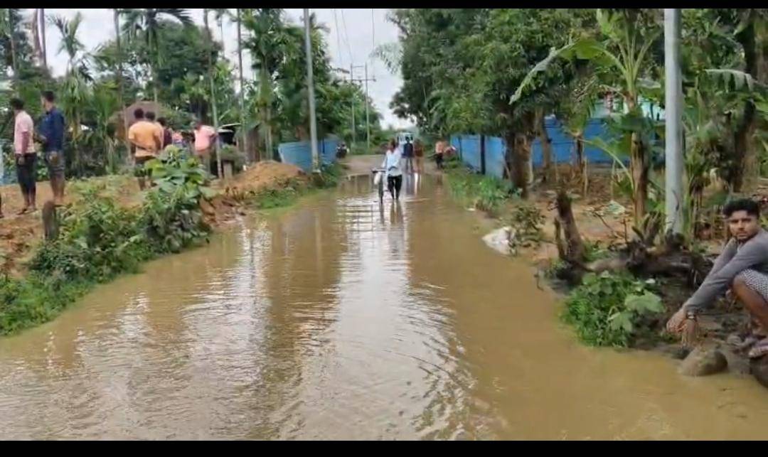  শান্তিরবাজার কুশারঘাট এলাকায় সামান্য বৃষ্টিতে জলমগ্ন হয়েপরছে রাস্তা । 
