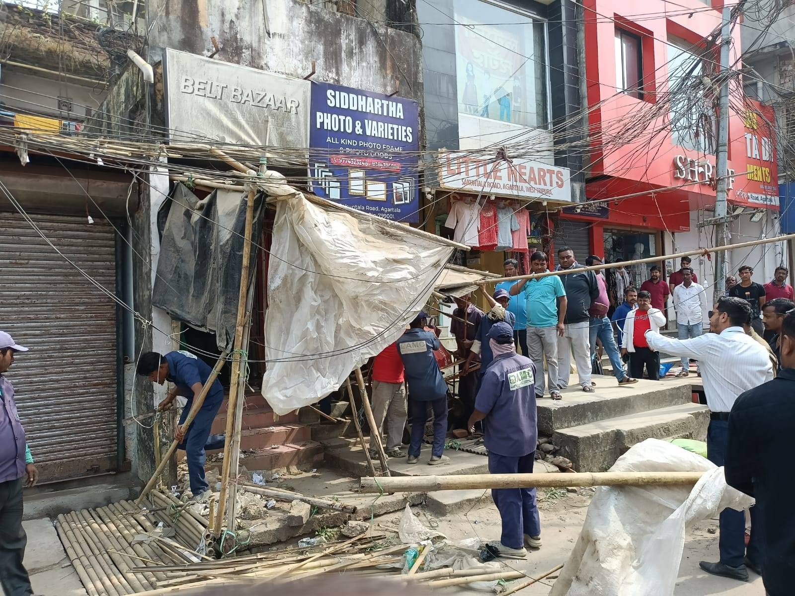 আগরতলা পুর নিগমের উদ্যোগে আজ থেকে আগরতলা শহরে জবরদখলকারী ব্যবসায়ীদের বিরুদ্ধে উচ্ছেদ অভিযান শুরু হয়েছে। 