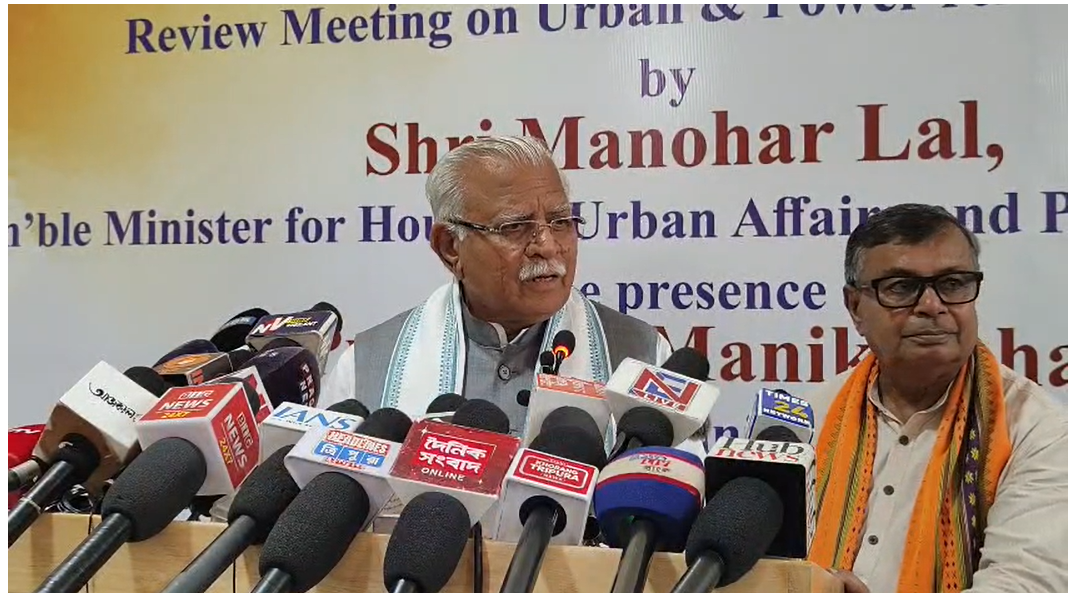 রাজ্য অতিথিশালা সোনারতরীতে রবিবার কেন্দ্রীয় বিদ্যুৎ, আবাসন ও নগর বিষয়ক মন্ত্রী মনোহর লাল এবং মুখ্যমন্ত্রী অধ্যাপক ডা. মানিক সাহার উপস্থিতিতে রাজ্যের বিদ্যুৎ বিভাগের বিভিন্ন কার্যক্রম, চলমান উন্নয়নমূলক প্রকল্প ও ভবিষ্যৎ কর্মপরিকল্পনা নিয়ে একটি গুরুত্বপূর্ণ পর্যালোচনা বৈঠক অনুষ্ঠিত হয়। 