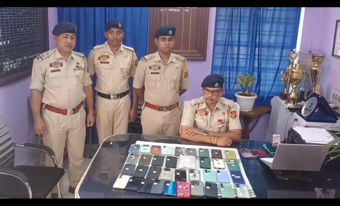 সি.ই.আই.আর অত্যাধুনিক প্রযুক্তির পোর্টাল ব্যবহার করে হারিয়ে যাওয়া ৩৬ টি মোবাইল উ*দ্ধার করে প্রকৃত মালিকের হাতে তুলে দিল আমতলী থানার পুলিশ।