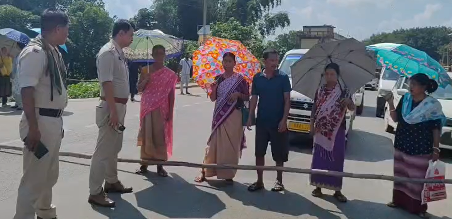 রাত পোহালেই শারদ উৎসব। উৎসবের আনন্দে যখন মেতে ওঠার প্রস্তুতি নিচ্ছেন সাধারণ মানুষ, তখনও রেগার মজুরি না মেলায় হতাশা ও ক্ষোভে ফুঁসছেন শ্রমিকরা।